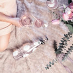 LOLEA N° 5 Un vin pétillant et rafraichissant couleur Rose pâle charmante, à l'Hibiscus et au Gingembre, qui apportent une touche florale légère, douce et surprenante à servir très frais ou comme base pour des Cocktails délicieux