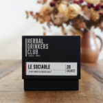 Passionné de whisky single malt et de cigares raffinés, vous avez trouvé votre tisane. « Le Sociable », est la boisson idéale pour vos fins de diners, et surprendra vos invités. Comme un digestif mais sans alcool, ce blend à base de maté torréfié et de Lapsang Souchong vous envoûtera par son gout « malté » et de whisky fumé. Pour ne pas faire de compromis entre plaisir et efficacité, le secret de ce blend est également le bienfait du sarrasin associé au Lapsang Souchong : une combinaison créée pour stimuler la croissance et l’activité de bonnes bactéries de l’intestin et ce qui facilitera agréablement la digestion.